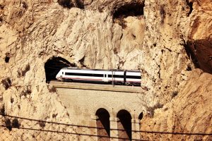 Tren en el "Caminito del Rey", España.